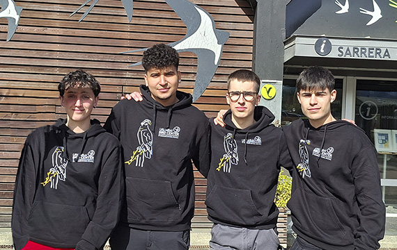 Denzel, Udane, Aitzol eta Danel ikasleak habia-kutxak laguntzen ari dira