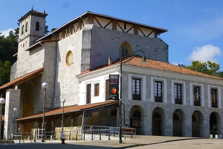 Axpe_(Busturia)_-_Iglesia_de_Santa_María_de_Axpe_01.jpg