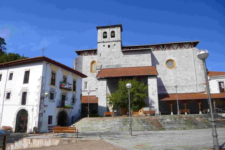 Axpe_(Busturia)_-_Iglesia_de_Santa_María_de_Axpe_y_Ayuntamiento