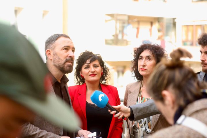 El consejero atiende a los medios de comunicación